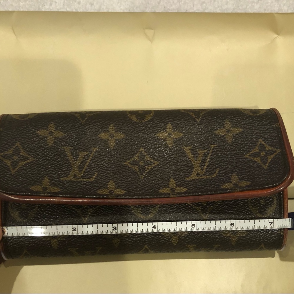 Louis Vuitton fanny pack authentic (missing strap) - Picture 6 of 8
